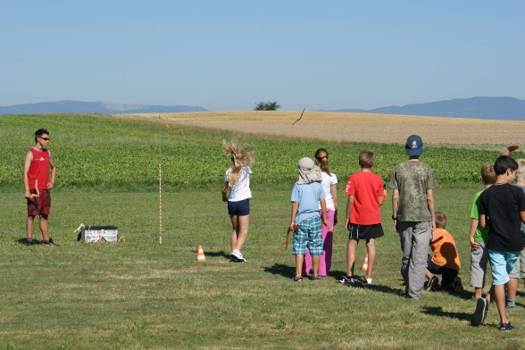 Initiation au lancer. Le moniteur veille. Envol parfait du boomerang: angle au vent de 45°, angle au-dessus de l'horizon de 10° env. et inclinaison au mieux. La retour sera précis. 18 août 2012 Initiation au lancer. Le moniteur veille. Envol parfait du boomerang: angle au vent de 45°, angle au-dessus de l'horizon de 10° env. et inclinaison au mieux. La retour sera précis. 18 ao'ut 2012.