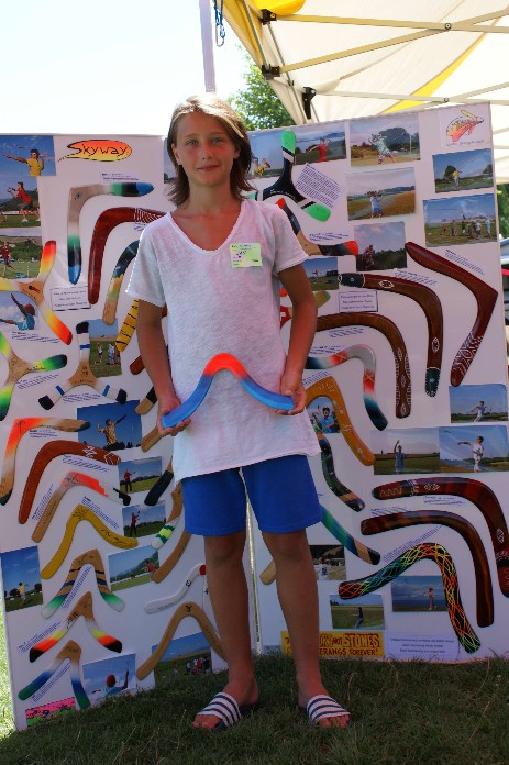 Expo des boomerangs skyway, Jeune participant à l'atelier boomerang, Camping Les Pêches, Le Landeron, 27. July 2018